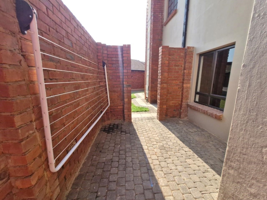 To Let 3 Bedroom Property for Rent in Meerhof North West